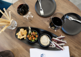 Baltas dobilas | Wine & Spirits