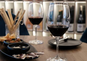 Baltas dobilas | Wine & Spirits