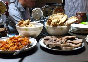 3 staliukai ir telikas